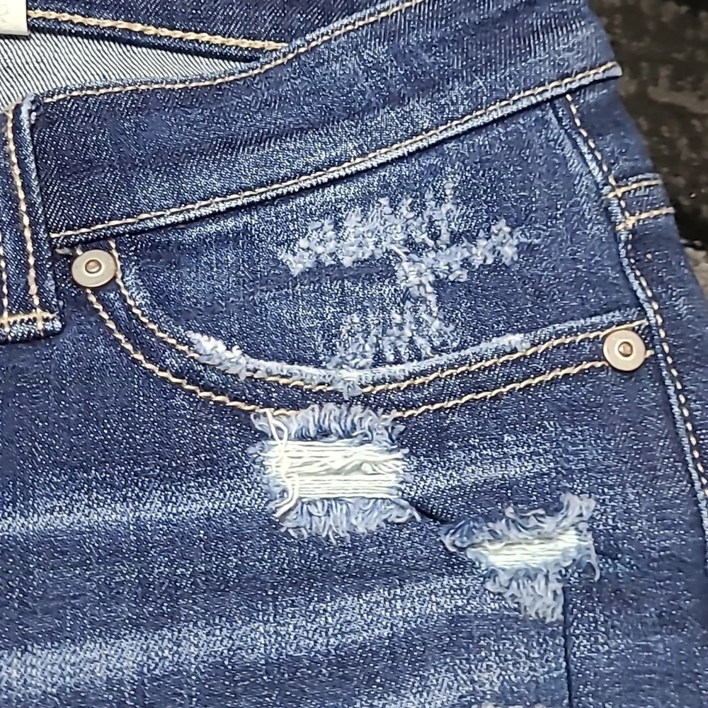 BKE DISTRESSED DENIM JEAN SHORTS